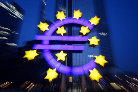 Euro Symbol vor der alten EZB Europäische n Zentralbank in Frankfurt am Abend, Hessen, Deutschland *** Euro symbol in front of the old ECB European Central Bank in Frankfurt in the evening Hesse Germany