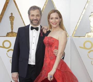 Judd Apatow (L) and Leslie Mann arrive on the red carpet for the 90th annual Academy Awards at the Dolby Theatre in the Hollywood section of Los Angeles on March 4, 2018.  LAP20180304185 JOHNxANGELILLO