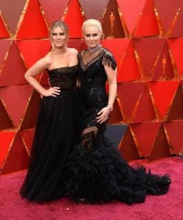 (L-R) Gabrine Muguruza and skier Lindsey Vonn arrive on the red carpet for the 90th annual Academy Awards at the Dolby Theatre in the Hollywood section of Los Angeles on March 4, 2018.  LAP201803041089 JIMxRUYMEN