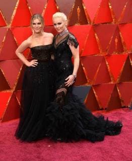 (L-R) Gabrine Muguruza and skier Lindsey Vonn arrive on the red carpet for the 90th annual Academy Awards at the Dolby Theatre in the Hollywood section of Los Angeles on March 4, 2018.  LAP201803041090 JIMxRUYMEN