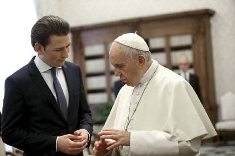 Themen der Woche Bilder des Tages NO FRANCE - NO SWITZERLAND: March 05, 2018 : Pope Francis talks with Austrian Chancellor Sebastian Kurz, left, during a private audience at the Vatican.  Copyright: xÂ©VATICAN-POOL CPPx xIPAx xCatholicxPressxPhotox