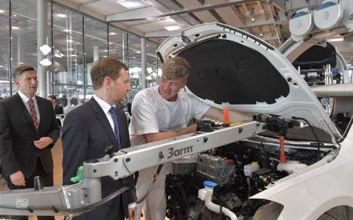 5 3 2018 e Golf production in the Transparent Factory of Volkswagen in Dresden from mid-April 2018, the daily production of the electric vehicle will be increased from 36 to 72 Saxonys Prime Minister Michael Kretschmer Mitte and Saxonys Minister of Economic Affairs Martin Dulig lks Dresden Saxony Germany