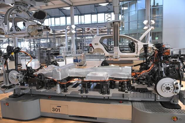 5 3 2018 e Golf production in the Transparent Factory of Volkswagen in Dresden from mid-April 2018, the daily production of the electric vehicle will be increased from 36 to 72 Dresden Saxony Germany