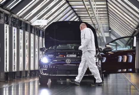 5 3 2018 e Golf production in the Transparent Factory of Volkswagen in Dresden from mid-April 2018 the daily production of the electric vehicle will be increased from 36 to 72 Final vehicle acceptance in the light tunnel by Roland Schulz Dresden Saxony Germany