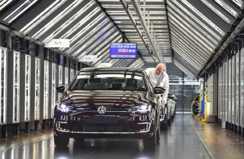 5 3 2018 e Golf production in the Transparent Factory of Volkswagen in Dresden from mid-April 2018 the daily production of the electric vehicle will be increased from 36 to 72 Final vehicle acceptance in the light tunnel by Roland Schulz Dresden Saxony Germany