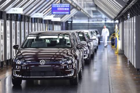 5 3 2018 e Golf production in the Transparent Factory of Volkswagen in Dresden from mid-April 2018 the daily production of the electric vehicle will be increased from 36 to 72 Final vehicle acceptance in the light tunnel by Roland Schulz Dresden Saxony Germany