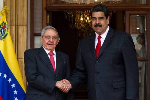 Themen der Woche Bilder des Tages Venezuelan President Nicolas Maduro (R) welcomes his Cuban counterpart Raul Castro Ruz at the Miraflores Palace in Caracas, Venezuela, 05 March 2018. The 15th Ordinary Summit of the Bolivarian Alliance of the Americas Peoples (ALBA) will be celebrated at the Venezuelan capital. 15th Ordinary Summit of ALBA s Heads of Government and State !ACHTUNG: NUR REDAKTIONELLE NUTZUNG!  Copyright: xCristianxHernandezx VZL005 20180305-636558805728074695