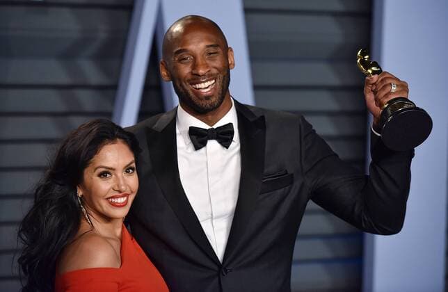 Kobe Bryant (R) and his wife Vanessa hold up his Oscar for Best Documentary Short as they arrive for the Vanity Fair Oscar Party at the Wallis Annenberg Center for the Performing Arts in Beverly Hills, California on March 4, 2018.  LAP201803043106 CHRISTINExCHEW