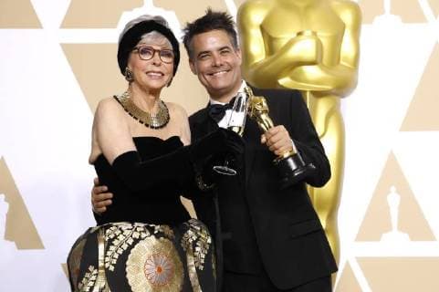 Rita Moreno und Sebastian Lelio mit dem Oscar für den besten fremdsprachigen Film Eine fantastische Frau Una mujer fantastica im Press Room der Oscar Verleihung 2018 90th Annual Academy Awards im Hollywood & Highland Center. Los Angeles, 04.03.2018 *** Rita Moreno and Sebastian Lelio awarded the Best Foreign Language Film Oscar A fantastic woman Una mujer fantastica in the Press Room of the Academy Awards 2018 90th Annual Academy Awards at the Hollywood Highland Center Los Angeles 04 03 2018 Foto:xD.xBedrosianx xFuturexImage