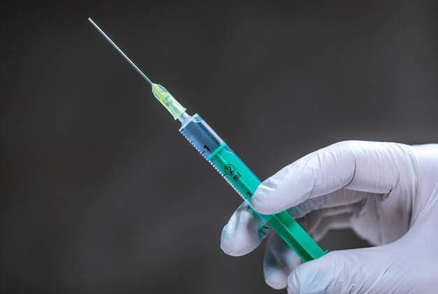 Detailed photo of a hand with a disposable medical syringe taken on 03 March 2018 in Austria Detail of a hand holding a disposable medical syringe Austria on 2018 03 03  EX_FEI