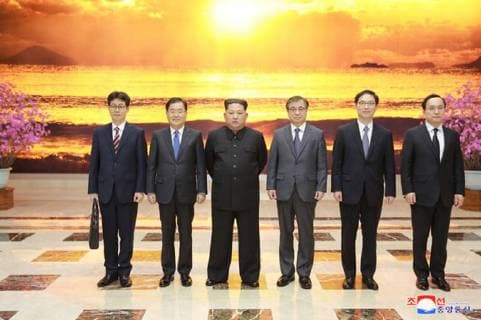 Themen der Woche Bilder des Tages This image released on March 5, 2018, by the North Korean Official News Service (KCNA), shows North Korean leader Kim Jong Un meeting with South Korean officials in Pyongyang, North Korea. The South Korean officials are on a mission to broker denuclearization talks between the North and the United States.  WAX2018030504 KCNA