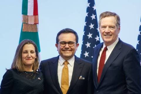 Bilder des Tages (180306) -- MEXICO CITY, March 6, 2018 -- Mexican Economy Minister Ildefonso Guajardo (C), U.S. Trade Representative Robert Lighthizer (R), and Canadian Foreign Minister Chrystia Freeland pose for photos during a press conference after the seventh round of talks to modernize the North American Free Trade Agreement (NAFTA), in Mexico City, capital of Mexico, on March 5, 2018. The seventh round of talks to modernize NAFTA ended here Monday on a mixed note with the U.S. calling the progress not good enough but Mexico remaining upbeat. ) (fc) (da) (rtg) (swt) MEXICO-MEXICO CITY-NAFTA FranciscoxCanedo 