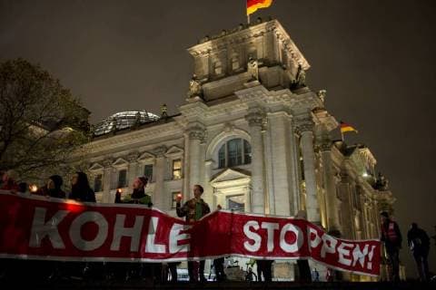 Deutschland, Berlin, Parlamentarische Gesellschaft, Sondierungsgespräche von CDU CSU, FDP und B90 Grüne für eine mögliche Jamaika Koalition, Demo gegen Kohle, 16.11.2017 *** Germany Berlin Parliamentary Society Exploratory talks by CDU CSU FDP and B90 Greens for a possible Jamaica coalition demo against coal 16 11 2017