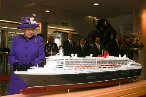 Themen der Woche Bilder des Tages . 06 03 2018. London, United Kingdom. Queen Elizabeth II looks at a model of the RMS Queen Mary 2 liner during a visit to the International Maritime Organisation in London to mark the 70th anniversary of its formation..  xROTAx xi-Imagesx IIM-17161-0006