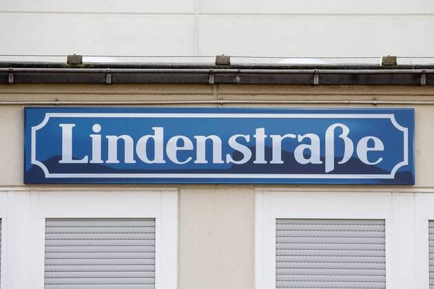Lindenstraße meets In aller Freundschaft - Fotoshooting Schild der Lindenstraße vor dem Produktionsgelände an der Wand des Studios Fototermin Crossover Lindenstraße meets In aller Freundschaft, Ausstrahlung 22.04.2018, 06.03.18 Köln NRW Deutschland WDR Studios Bocklemünd *** Sign of the Lindenstraße in front of the production area on the wall of the studio Photo interchange Crossover Lindenstraße meets in all its kind of charisma 22 04 2018 06 03 18 Cologne NRW Germany WDR Studios Bocklemünd Copyright: xcdnx