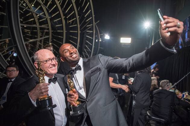March 4, 2018 - Hollywood, California, U.S. - GLEN KEANE and KOBE BRYANT take a selfie backstage with the Oscar for best animated short film, for work on Dear Basketball during the live ABC Telecast of The 90th Oscars at the Dolby Theatre in Hollywood. Hollywood U.S. - ZUMAz03_ 20180304_shf_z03_879 Copyright: xMattxPetitx