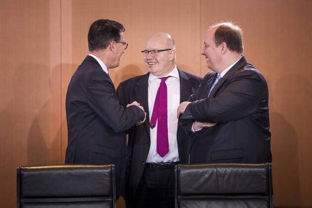Helge Braun (R), Staatsminister im Bundeskanzleramt, Peter Altmaier (M), Chef des Bundeskanzleramt, und Gerd Mueller, CSU, Bundesentwicklungsminister, unterhalten sich im Rahmen der letzten Sitzung vom Kabinett Merken III in Berlin, 07.03.2018. Berlin Deutschland *** Helge Braun R Minister of State at the Federal Chancellery Peter Altmaier M Head of the Federal Chancellery and Gerd Mueller CSU German Development Ministers talk at the last meeting of the Merken III cabinet in Berlin 07 03 2018 Berlin Germany Copyright: xFlorianxGaertner photothek.netx
