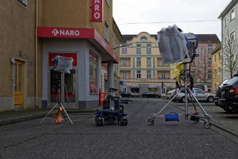 Lindenstraße. Das Foto zeigt das Set der Lindenstraße Lindenstraße mit den Gebäuden auf dem Produktionsgelände anlässlich der Dreharbeiten zweier Folgen, wobei Lindenstraße auf In aller Freundschaft trifft. Sendetermine sind der 15. April 2018 und der 22. April 2018. Köln Nordrhein-Westfalen Deutschland *** Lindenstraße The photo shows the set of the Lindenstraße Lindenstraße with the buildings on the production site on the occasion of the shooting of two episodes where Lindenstraße meets in all friendship Broadcast dates are the 15 April 2018 and the 22 April 2018 Cologne North Rhine Westphalia Germany