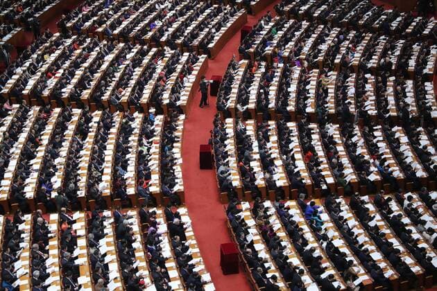 Bilder des Tages Nationaler Volkskongress in Peking (180309) -- BEIJING, March 9, 2018 -- Deputies to the 13th National People s Congress (NPC) attend the second plenary meeting of the first session of the 13th NPC at the Great Hall of the People in Beijing, capital of China, March 9, 2018. ) (TWO SESSIONS)CHINA-BEIJING-NPC-SECOND PLENARY MEETING (CN) LiuxWeibing 