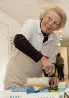 Themen der Woche Bilder des Tages 09-03-2018 Amersfoort Princess Beatrix voluntering at the children daycare center Onder een dak for NLDoet in Amersfoort. NL Doet is a National Volunteer day organized by the Oranje Fonds. In Children s Day Center Under One Roof, children and young people between the ages of 4 and 18 learn to deal with day-to-day activities with an intellectual disability. Many of them have a disorder in the autism spectrum, sometimes combined with behavioral problems. Making new learning and play materials takes a lot of time and the supervisors often do not get along with the daily activities.  Copyright: xPPE NIEBOERx