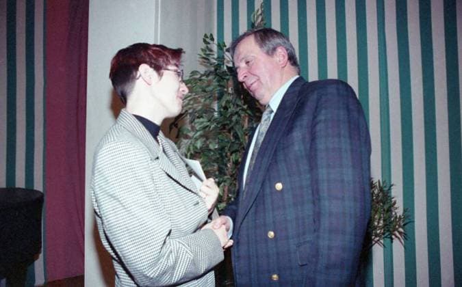 Annegret Kramp-Karrenbauer und Bundesumweltminister Klaus Töpfer am 22.01.1998. Kramp-Karrenbauer wird für den Deutschen Bundestag nominiert. *** Annegret Kramp Karrenbauer and Federal Environment Minister Klaus Töpfer on 22 01 1998 Kramp Karrenbauer is nominated for the German Bundestag