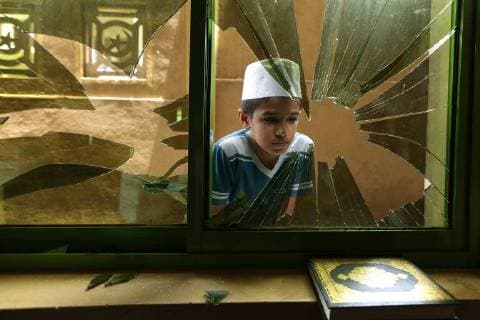Themen der Woche Bilder des Tages March 9, 2018 - Colombo, Sri Lanka - A Sri Lankan Muslim boy looks through a broken glass window among the debris of a vandalized Mosque in Digana,Kandy some 157 kms away from the capital city Colombo, Sri Lanka on Friday 9 March 2018. Colombo Sri Lanka  - ZUMAn230 20180309_zaa_n230_694 Copyright: xTharakaxBasnayakax
