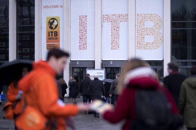ITB Berlin Deu, Deutschland, Germany, Berlin, 10.03.2018 Besucher und Haendler an einem Stand auf der Internationalen Tourismusboerse ITB in Berlin. Ueber 10.000 Ausstellern aus 190 Laendern praesentieren die neuesten Trends zum Thema Reisen, Tourismus und Urlaub auf der ITB. Visitor at the exhibition hall during the ITB International Travel Trade Fair in Berlin, Germany. The ITB open from March 7 until March 11 2018 and includes 190 countries and regions who present their products during the fair in the German capital