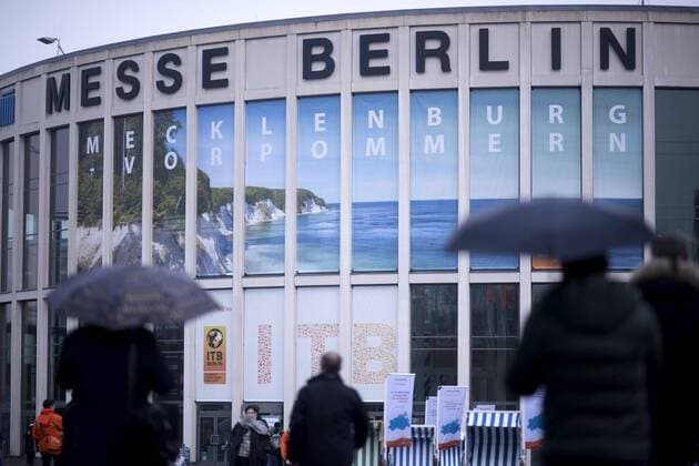Bilder des Tages ITB Berlin Deu, Deutschland, Germany, Berlin, 10.03.2018 Besucher und Haendler am Eingang an einem Stand auf der Internationalen Tourismusboerse ITB in Berlin. Ueber 10.000 Ausstellern aus 190 Laendern praesentieren die neuesten Trends zum Thema Reisen, Tourismus und Urlaub auf der ITB. Visitor at the exhibition hall during the ITB International Travel Trade Fair in Berlin, Germany. The ITB open from March 7 until March 11 2018 and includes 190 countries and regions who present their products during the fair in the German capital.