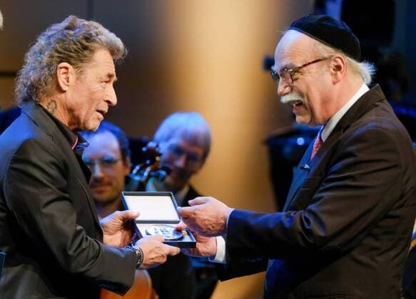 Themen der Woche Der Musiker Peter Maffay (li.) ist am Sonntag (11.03.2018) in Recklinghausen mit der Buber-Rosenzweig-Medaille ausgezeichnet worden (Foto re.: Rabbiner Andreas Nachama. Der Saenger werde fuer sein entschiedenes Eintreten gegen Antisemitismus und Rassismus gewuerdigt, erklaerte der Deutsche Koordinierungsrat der Gesellschaften fuer Christlich-Juedische Zusammenarbeit. Mit der Preisverleihung im Ruhrfestspielhaus wurde zugleich die Woche der Bruederlichkeit eroeffnet. (Siehe epd-Bericht vom 11.03.2018) Peter Maffay erhaelt Buber-Rosenzweig-Medaille *** The musician Peter Maffay li has been awarded the Buber Rosenzweig Medal on Sunday 11 03 2018 in Recklinghausen. Photo re Rabbi Andreas Nachama The singer is acknowledged for his decisive advocacy against anti-Semitism and racism, said the German Coordinating Council of the Societies of Chri Copyright: epd-bild StefanxArend EDITORIAL USE ONLY