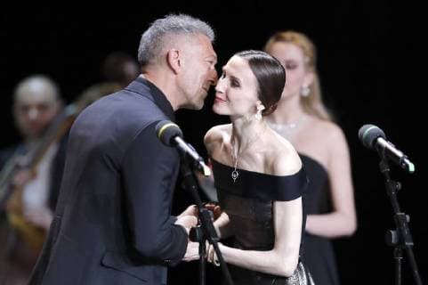 MOSCOW, RUSSIA â€“ MARCH 11, 2018: French actor Vincent Cassel (L) gives Bolshoi Ballet principal dancer Svetlana Zakharova the Best Ballet trophy for her Amore project at a ceremony to present BraVo international professional music awards at the Bolshoi Theatre. Artyom Geodakyan TASS  TS07740D