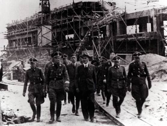 Visit to Heinrich Himmlers visit to the Monowitz Buna facility From left to right Rudolph Brandt Heinrich Himmler Center Max Faust Chief Engineer Right Rudolf Höß Camp Commandant Auschwitz Poland Date 17 July 1942