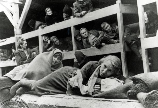 Auschwitz concentration camp women in the barracks of Birkenau Photo from a soviet film about the liberation of the camp The Soviet 1 Ukrainian Front came to Auschwitz on the afternoon of 27 January 1945 and found 7 650 surviving prisoners 1 200 in Auschwitz I 5 800 in Auschwitz II Birkenau and 650 in Auschwitz III Monowitz Buna Poland Date February 1945
