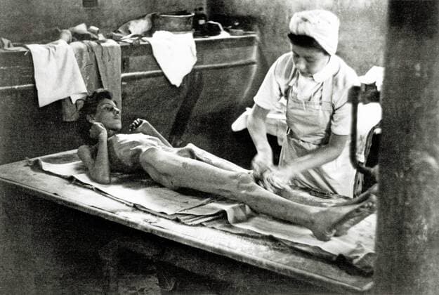 KZ Bergen Belsen The treatment of a survivor after the camp was taken over by the Allied 21st Army Group In the camp 55 000 prisoners were found many with typhus and dysentery 13 000 former prisoners died after the liberation Germany date 15 April 1945