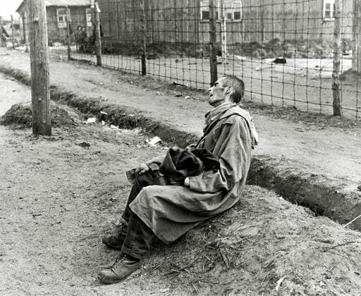 KZ Bergen Belsen survivors in the camp which was taken over by the Allied 21 Army Group In the camp 55 000 prisoners were found many with typhus and dysentery 13 000 former prisoners died after the liberation Germany date 15 April 1945