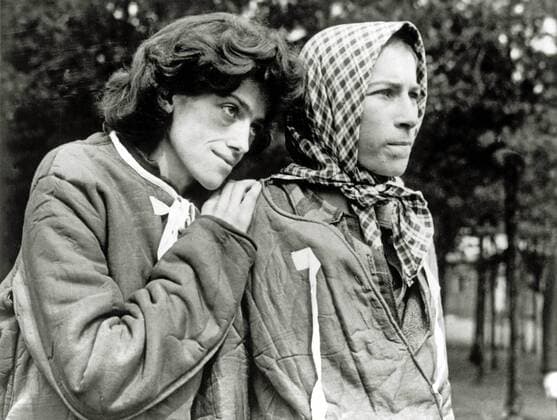 KZ Bergen Belsen Two female survivors in the camp that was taken over by the Allied 21st Army Group In the camp, 55 000 prisoners were found many with typhoid and dysentery 13 000 former prisoners died after the liberation Germany Date 15 April 1945
