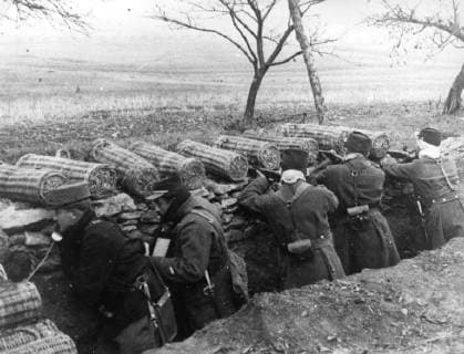 In a trench in Luneville ., Copyright: Topfoto  !ACHTUNG AUFNAHMEDATUM GESCHÄTZT! UnitedArchives1297054
