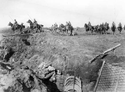 German offensive in Picardy ; Cavalry crossing the captured British trenches during the break through to the west of St Quentin , near Ervillers , France . 1918, France Copyright: Topfoto  !ACHTUNG AUFNAHMEDATUM GESCHÄTZT! UnitedArchives1297495