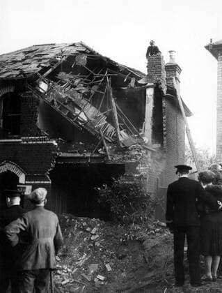 Residents huddled together to view the damage to a house after an air raid on Bexley., London United Kingdom England Copyright: Topfoto  !ACHTUNG AUFNAHMEDATUM GESCHÄTZT! UnitedArchives1316936