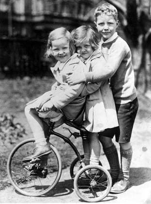 Their father is the only man who ever flew over the north and south poles . The three children of Commander Richard E Byrd , left to right Catherine , Bolling and Richard Byrd Junior, Boston United States Copyright: Topfoto  !ACHTUNG AUFNAHMEDATUM GESCHÄTZT! UnitedArchives1323606