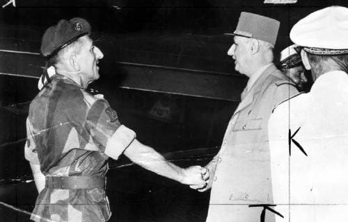 General de Gaulle hsaking hands with General Jacques Massu., Algiers Algeria Copyright: Topfoto  !ACHTUNG AUFNAHMEDATUM GESCHÄTZT! UnitedArchives1328948