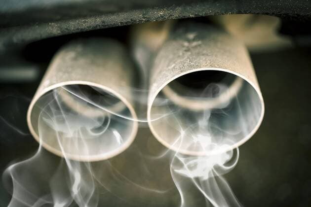 IMAGO Nature: Unsere Erde, UmweltvertrÃ¤gliche Herausforderungen, Kohlendioxid IMAGO Nature: Unsere Erde, UmweltvertrÃ¤gliche Herausforderungen des 21. Jahrhunderts, Co2 Qualmender Autoauspuff *** Smoke Car Exhaust ** NUR FUER REDAKTIONELLE ZWECKE ** EDITORIAL USE ONLY **