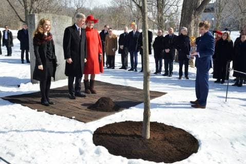 King Philippe and Queen Mathilde on the state visit in Canada. Tree planting ceremony on the Rideau Hall. King Philippe, Queen Mathilde and de general gouvernor Julie Payette 12 march, Ottawa, Canada F. Andrieu Agencepeps Reporters Roi Philippe et la Reine Mathilde durant la visite d Etat au Canada. Plantation d un arbre coutume au Canada tout comme l as fait le Roi Baudouin. En presence du Roi Philippe, de la REine Mathilde et de Julie Payette gouverneur gÃ 