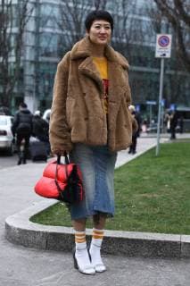 Shizue Hamano editor in chief Vogue Japan, posing the Emporio Armani show during Milan Fashion Week - Feb 25, 2018 - MFW: Fall 2018 Street Style Day 5, Milan Italy  Copyright: xValentinaxRanierix h_00489948