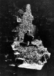 Man sitting contemplating in WWII bombsite in London, United Kingdom England Copyright: Topfoto  !ACHTUNG AUFNAHMEDATUM GESCHÄTZT! UnitedArchives1375836