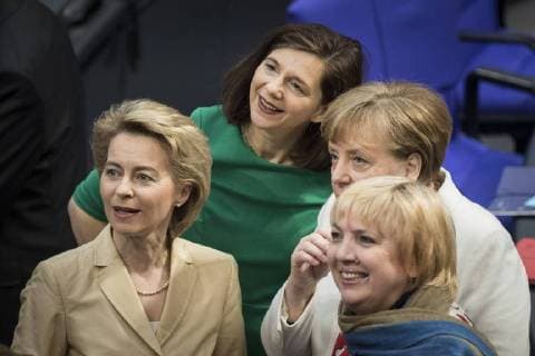 Bilder des Tages Die designierte Bundesverteidigungsministerin Ursula von der Leyen (L), CDU, Katrin Goering-Eckardt (oR), Buendnis 90 Die Gruenen Fraktionsvorsitzende, Bundeskanzlerin Angela Merkel (mR), CDU, und Bundestagsvizepraesidentin Claudia Roth (uR), aufgenommen im Rahmen der Wahl des Bundeskanzlers in Berlin, 14.03.2018. Berlin Deutschland *** The designated Federal Defense Minister Ursula von der Leyen L CDU Katrin Goering Eckardt oR Alliance 90 The Greens Group Leader Chancellor Angela Merkel mR CDU and Bundestag Vice President Claudia Roth uR admitted to the election of the Federal Chancellor in Berlin 14 03 2018 Berlin Germany Copyright: xFlorianxGaertner photothek.netx