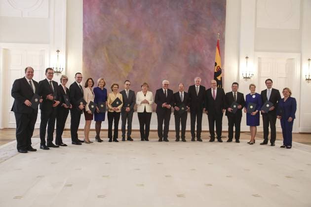 Bilder des Tages Bundeskanzlerin Angela Merkel (CDU), Bundeskanzlerin Helge Braun, Kanzleramtschef (CDU) Ursula von der Leyen, Verteidigungsministerin (CDU) Peter Altmaier, Minister für Wirtschaft und Energie (CDU) Andreas Scheuer, Minister für Verkehr und digitale Infrastruktur(CSU) Gerd Müller, Minister für wirtschaftliche Zusammenarbeit und Entwicklung(CSU) Heiko Maas, Außenminister (SPD) Franziska Giffey, Familienministerin (SPD) Julia Klöckner, Ministerin für Ernährung und Landwirtschaft (CDU) Anja Karliczek, Ministerin für Bildung und Forschung (CDU) Jens Spahn, Gesundheitsminister (CDU) Horst Seehofer, Minister für Inneres, Bau und Heimat (CSU) Olaf Scholz, Finanzminister und Vizekanzler (SPD) Katarina Barley, Justizministerin (SPD) Svenja Schulze, Umweltministerin (SPD) Hubertus Heil, Arbeitsminister (SPD) bei der Ernennung der neu