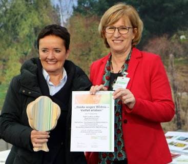 14 03 2018 Frankfurt Palmengarten Cities venture Wilderness is awarded as a project of the UN Decade of Biological Diversity City of Frankfurt receives award for the project Diversity Tree Image shows Rosemarie Heilig Green Environment Officer of the City of Frankfurt with Christiane Paulus Federal Ministry for the Environment Nature Conservation and Nuclear Safety BMU with the prize