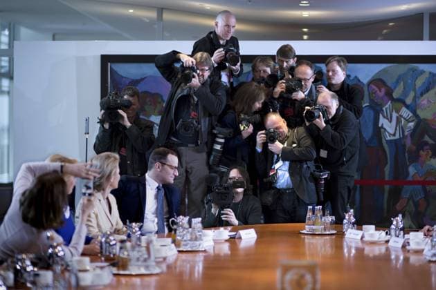Bilder des Tages Pressefotografen, Kabinett DEU, Deutschland, Germany, Berlin, 14.03.2018 Pressefotografen versuchen eine Uebersicht vom Kabinettstisch zu fotografieren, scheitern aber da das Kabinett durch das Fehlen vom Aussenminister nicht komplett ist. Katarina Barley, Ursula von Leyen, und Jens Spahn beobachten das Geschehen vor der Kabinettssitzung im Berliner Kanzleramt. Das neue Kabinett tritt nach der Wahl der Bundeskanzlerin und der Minister zum ersten Mal zusammen. Press photographer try to catch an overview shot but fail as the new cabinet is not complet as the new foreign minister is too late, during a cabinet meeting at the chancellor office in Berlin, Germany. The first meeting of new German government cabinet takes place on March 14, 2018 in Berlin, Germany. Members of the new German government, a coalition between Christian Democrats (CDU