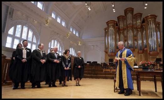 Bilder des Tages . 14 03 2018. London, United Kingdom. Royal College of Music Awards Ceremony. Britain s Prince Charles, confers Honorary Membership of the RCM to recipients at the Royal College of Music, during the college s annual awards ceremony in London, Wednesday, March 14, 2018. The Prince is President of the Royal College of Music.  xImagesx xPoolx IIM-17247-0001