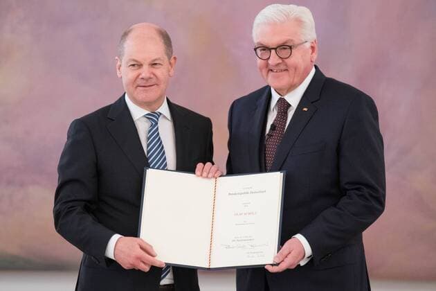 Federal President Frank Walter STEINMEIER hands over a certificate to Olaf SCHOLZ Vice-Chancellor, Minister of Finance, SPD hands over handover of half figure half figure Nutrition certificate Appointment of the members of the future Federal Cabinet at Schloss Bellevue on 14 03 2018
